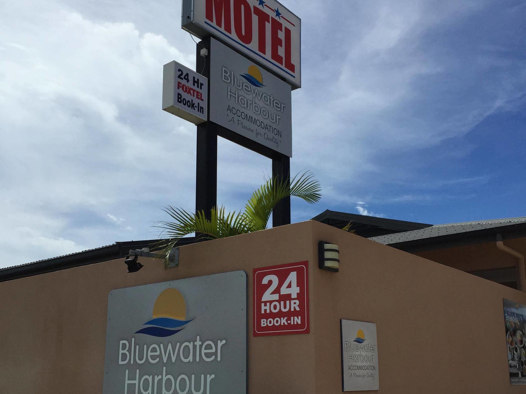 Bluewater Harbour Motel Боуэн Экстерьер фото