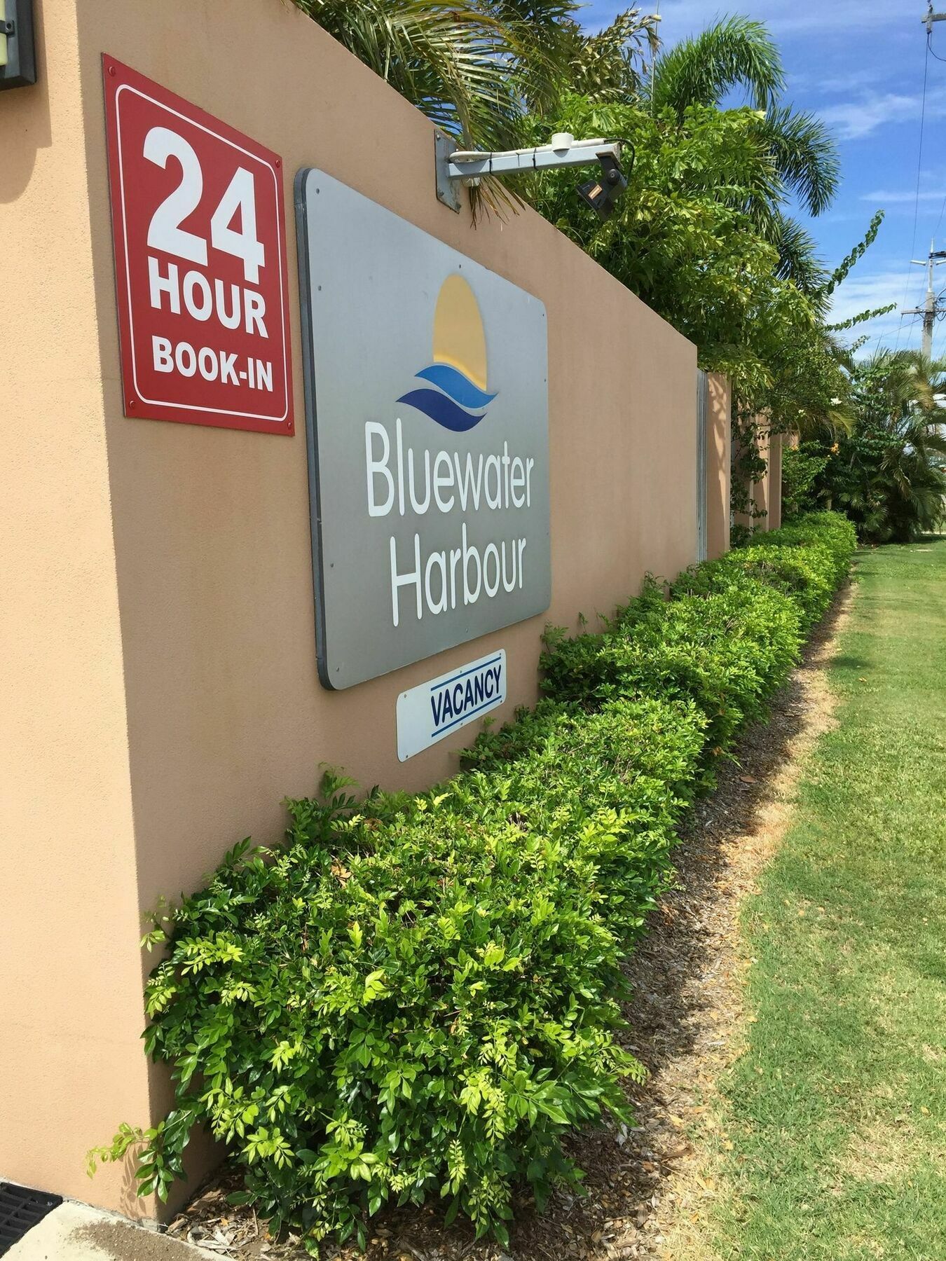 Bluewater Harbour Motel Боуэн Экстерьер фото